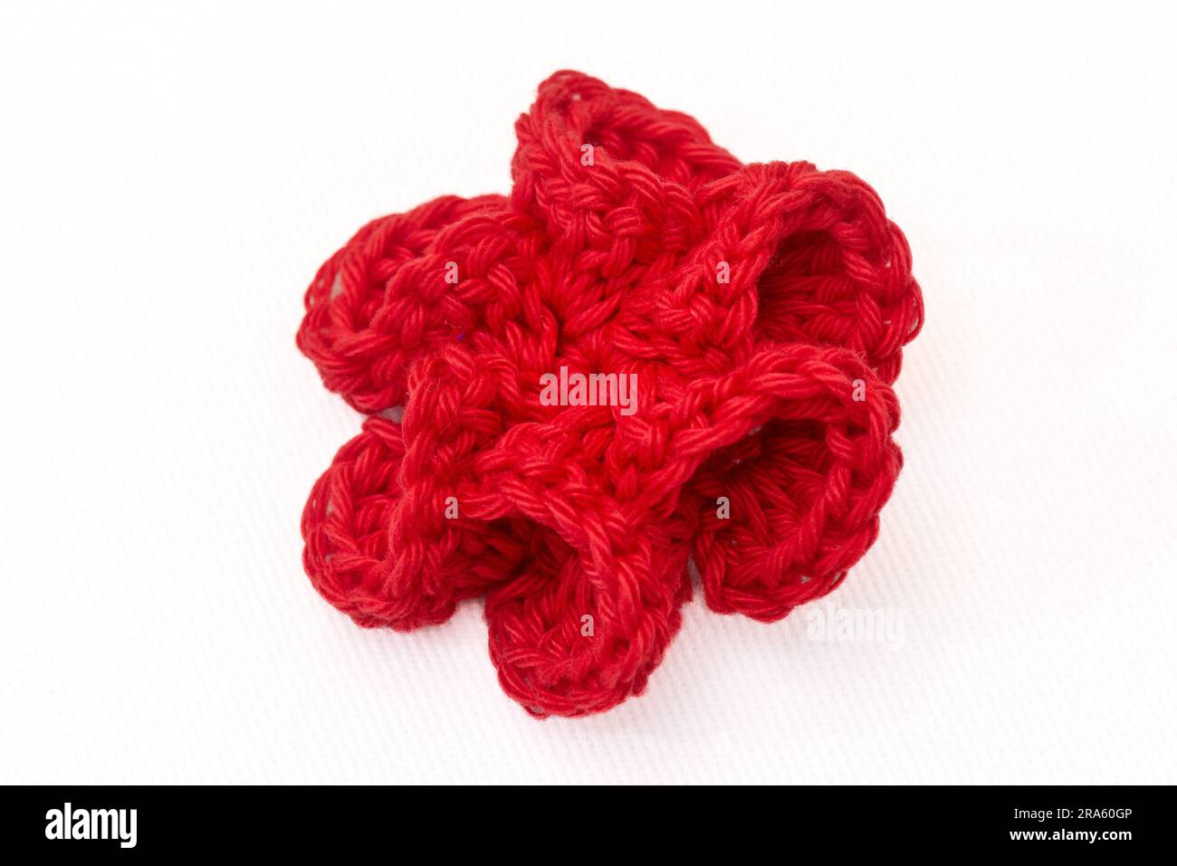 Foto Stock Hilos para tejer crochet y ganchillo con aguja sobre fondo  blanco aislado. Vista de frente