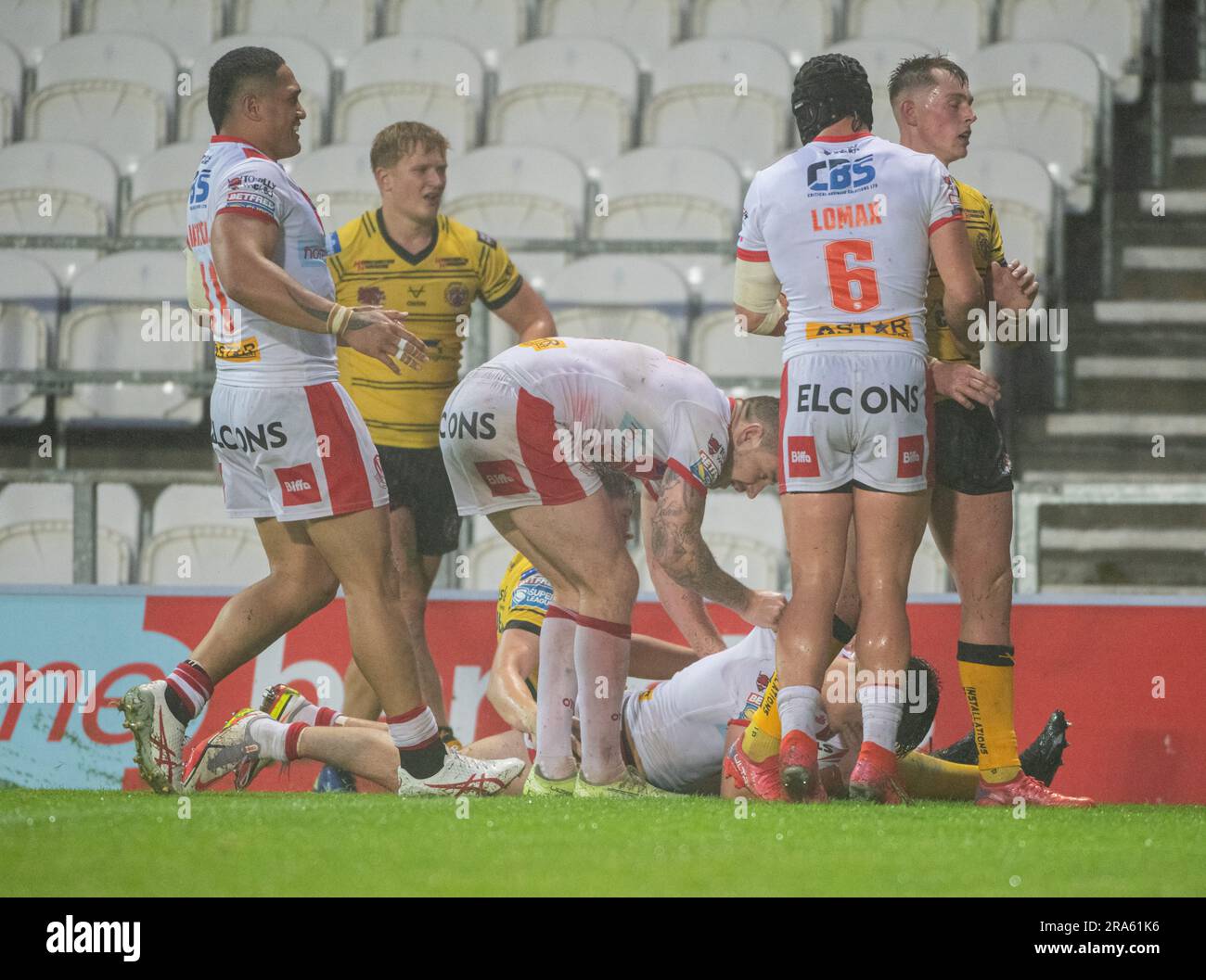 St Helens, Merseyside, Inglaterra 30 de junio de 2023. St Helens Mark Percival marca su intento, durante el St Helens Rugby Football Club V Castleford Tigers en el Totally Wicked Stadium, la Superliga Betfred (Imagen de crédito: ©Cody Froggatt/Alamy live news) Foto de stock