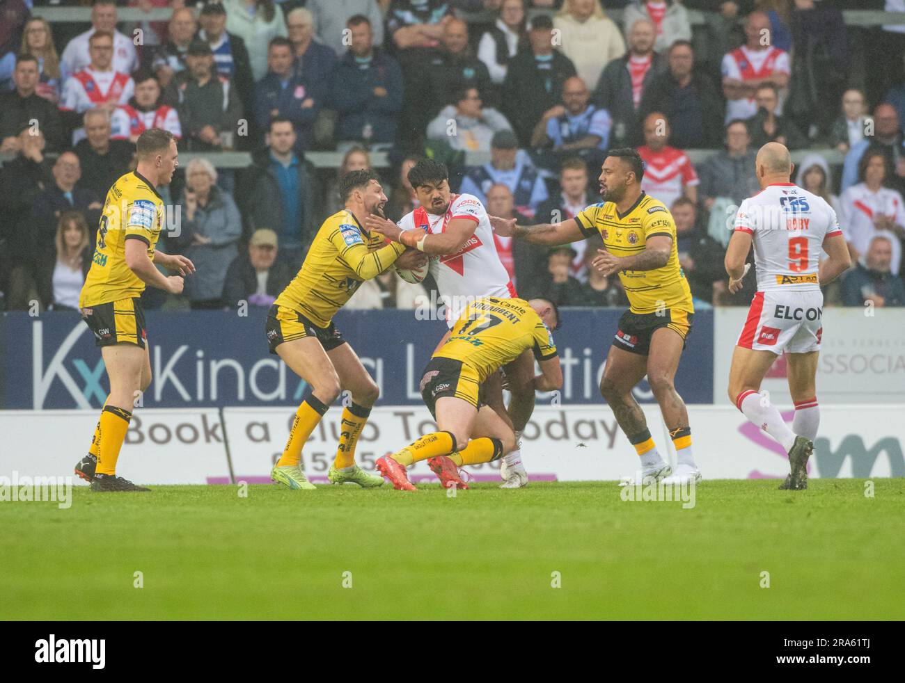 St Helens, Merseyside, Inglaterra 30 de junio de 2023. St Helens James Bell abordado por Castleford, durante el St Helens Rugby Football Club V Castleford Tigers en el Totally Wicked Stadium, la Superliga Betfred (Imagen de crédito: ©Cody Froggatt/Alamy live news) Foto de stock