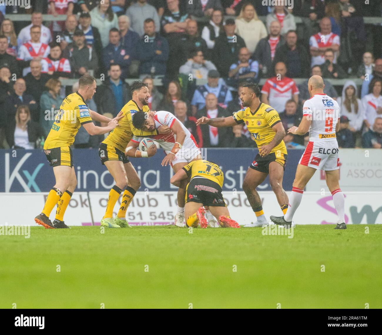 St Helens, Merseyside, Inglaterra 30 de junio de 2023. St Helens James Bell abordado por Castleford, durante el St Helens Rugby Football Club V Castleford Tigers en el Totally Wicked Stadium, la Superliga Betfred (Imagen de crédito: ©Cody Froggatt/Alamy live news) Foto de stock