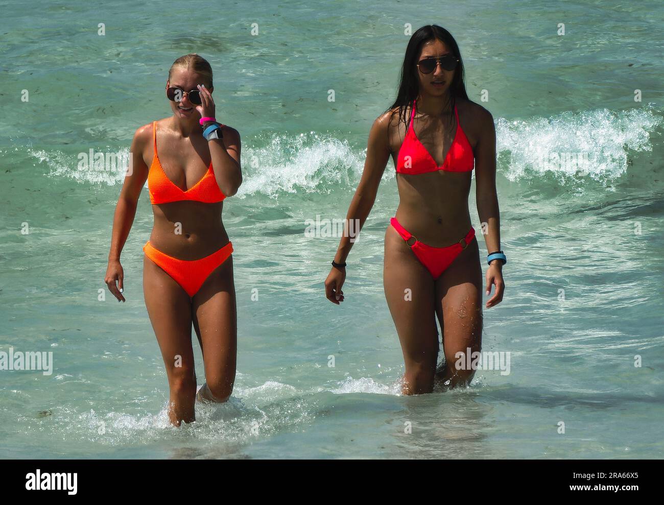 Dos atractivas señoritas en bikinis Fotografía de stock - Alamy