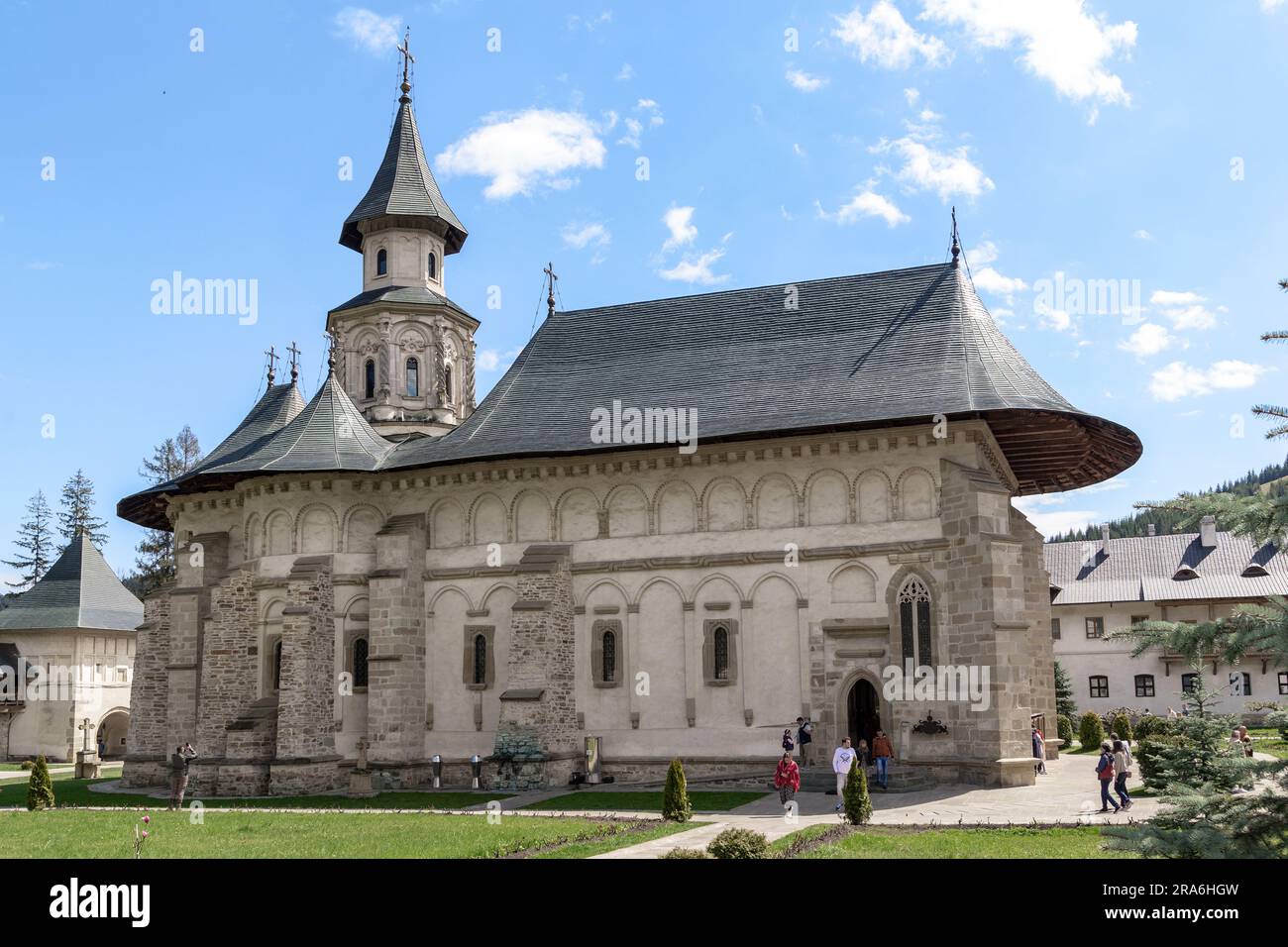 PUTNA, RUMANIA - 30 DE ABRIL de 2023: Esta es una catedral del monasterio (siglo XVII) en un estilo tradicional rumano en el territorio del famoso monasterio Foto de stock