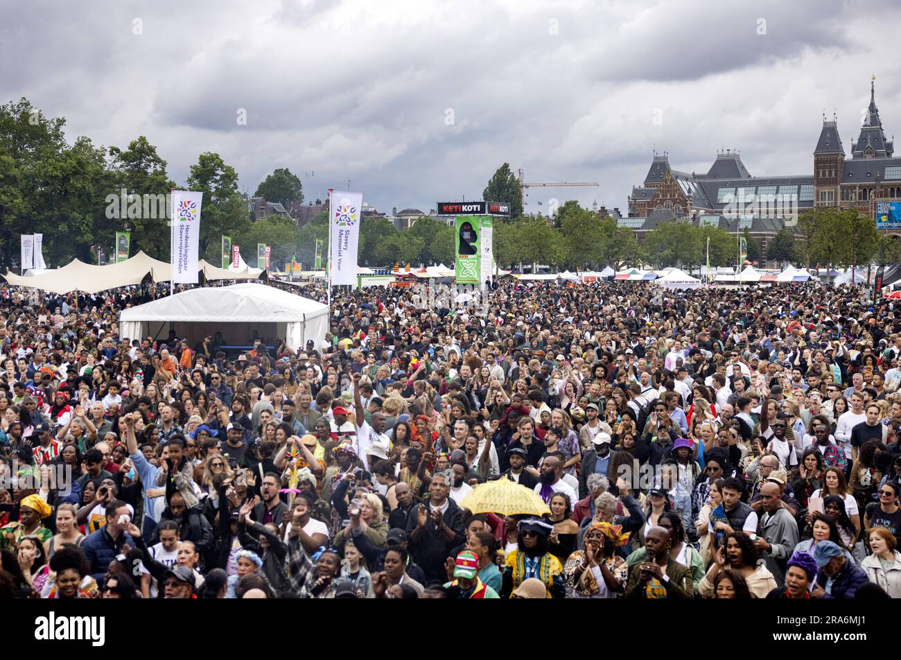 AMSTERDAM - Visitantes del Festival Keti Koti en el Museumplein. La celebración de Keti Koti en Ámsterdam se ha trasladado al Museumplein este año, porque se esperan más visitantes que ediciones anteriores. Este año, el 1 de julio, hace 150 años que la esclavitud fue prácticamente abolida en Surinam y la parte caribeña del reino. ANP RAMON VAN FLYMEN países bajos FUERA - bélgica FUERA Foto de stock