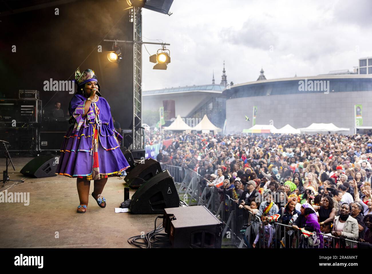 AMSTERDAM - El Festival Keti Koti en el Museumplein. La celebración de Keti Koti en Ámsterdam se ha trasladado al Museumplein este año, porque se esperan más visitantes que ediciones anteriores. Este año, el 1 de julio, hace 150 años que la esclavitud fue prácticamente abolida en Surinam y la parte caribeña del reino. ANP RAMON VAN FLYMEN países bajos FUERA - bélgica FUERA Foto de stock