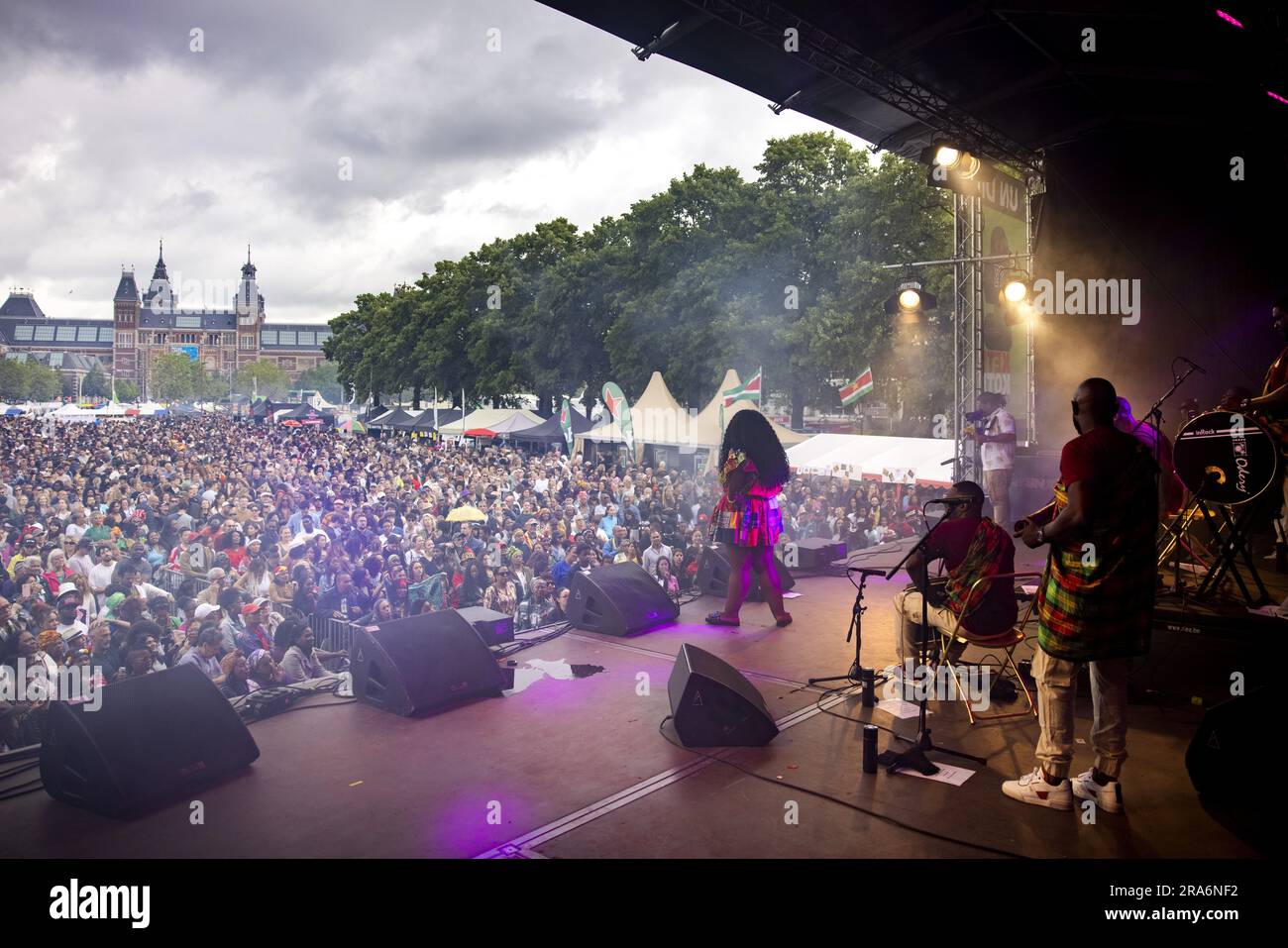 AMSTERDAM - El Festival Keti Koti en el Museumplein. La celebración de Keti Koti en Ámsterdam se ha trasladado al Museumplein este año, porque se esperan más visitantes que ediciones anteriores. Este año, el 1 de julio, hace 150 años que la esclavitud fue prácticamente abolida en Surinam y la parte caribeña del reino. ANP RAMON VAN FLYMEN países bajos FUERA - bélgica FUERA Foto de stock