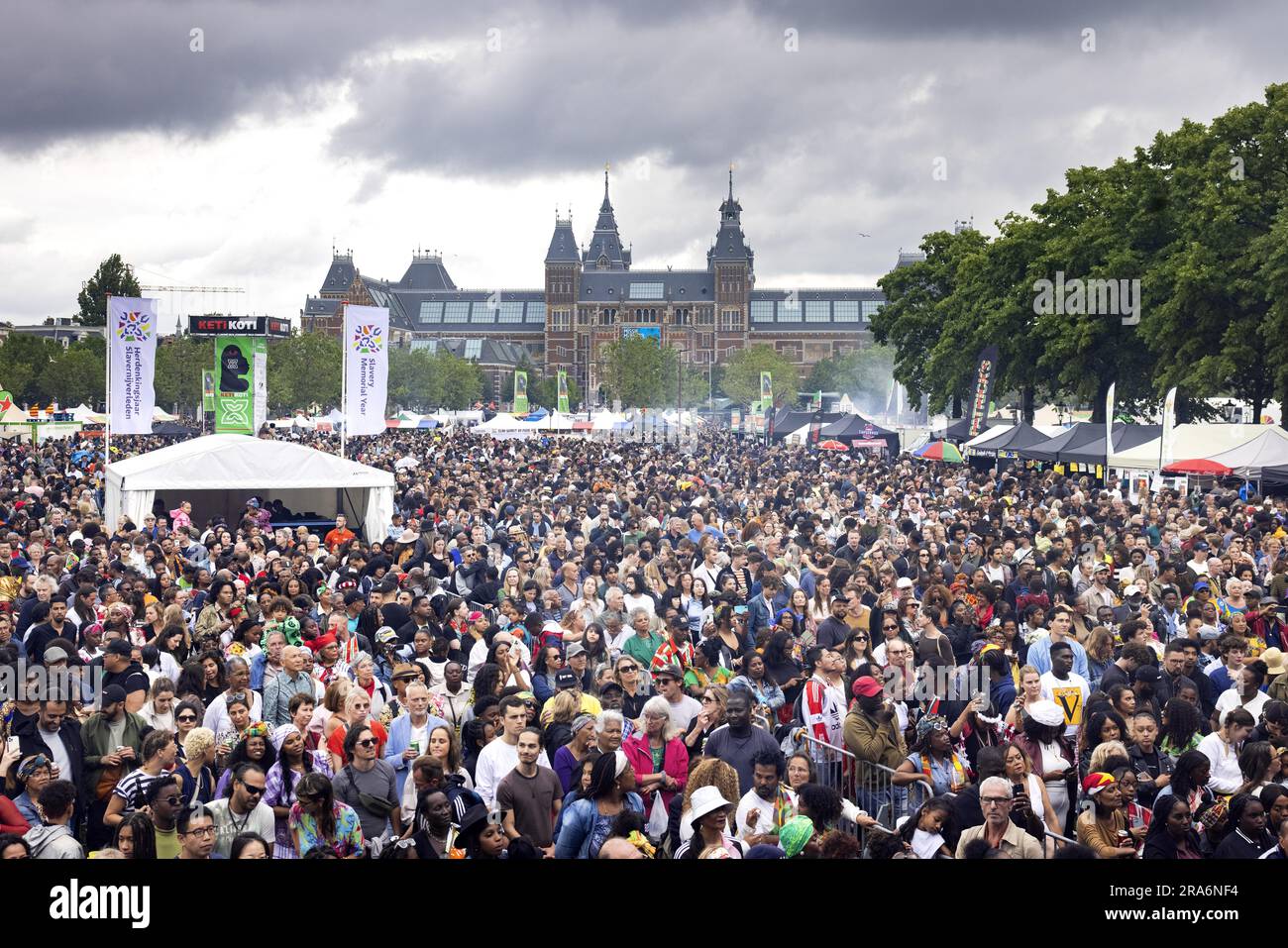 AMSTERDAM - El Festival Keti Koti en el Museumplein. La celebración de Keti Koti en Ámsterdam se ha trasladado al Museumplein este año, porque se esperan más visitantes que ediciones anteriores. Este año, el 1 de julio, hace 150 años que la esclavitud fue prácticamente abolida en Surinam y la parte caribeña del reino. ANP RAMON VAN FLYMEN países bajos FUERA - bélgica FUERA Foto de stock