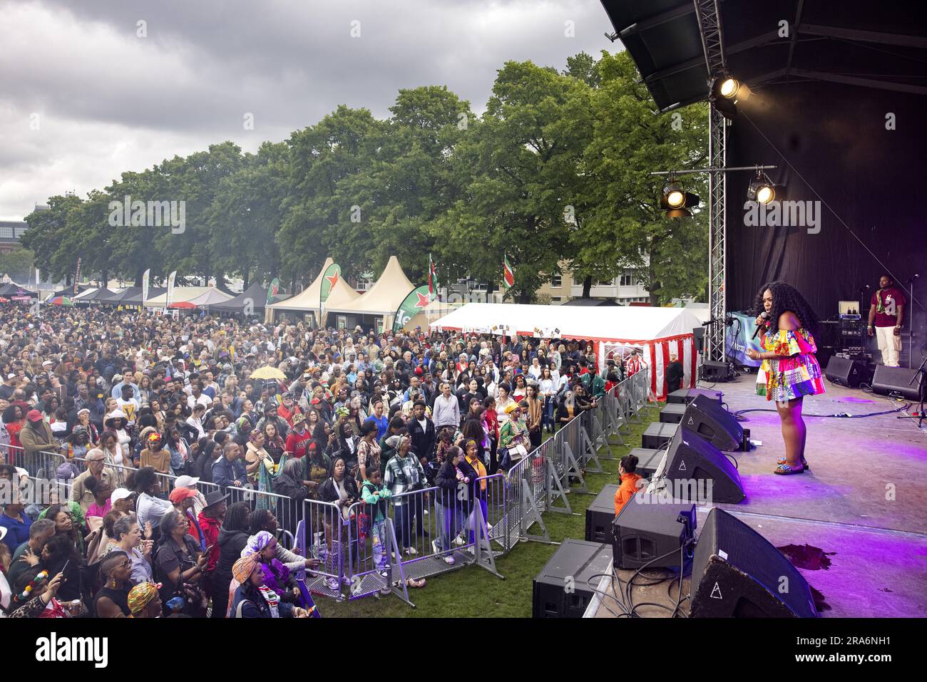 AMSTERDAM - El Festival Keti Koti en el Museumplein. La celebración de Keti Koti en Ámsterdam se ha trasladado al Museumplein este año, porque se esperan más visitantes que ediciones anteriores. Este año, el 1 de julio, hace 150 años que la esclavitud fue prácticamente abolida en Surinam y la parte caribeña del reino. ANP RAMON VAN FLYMEN países bajos FUERA - bélgica FUERA Foto de stock