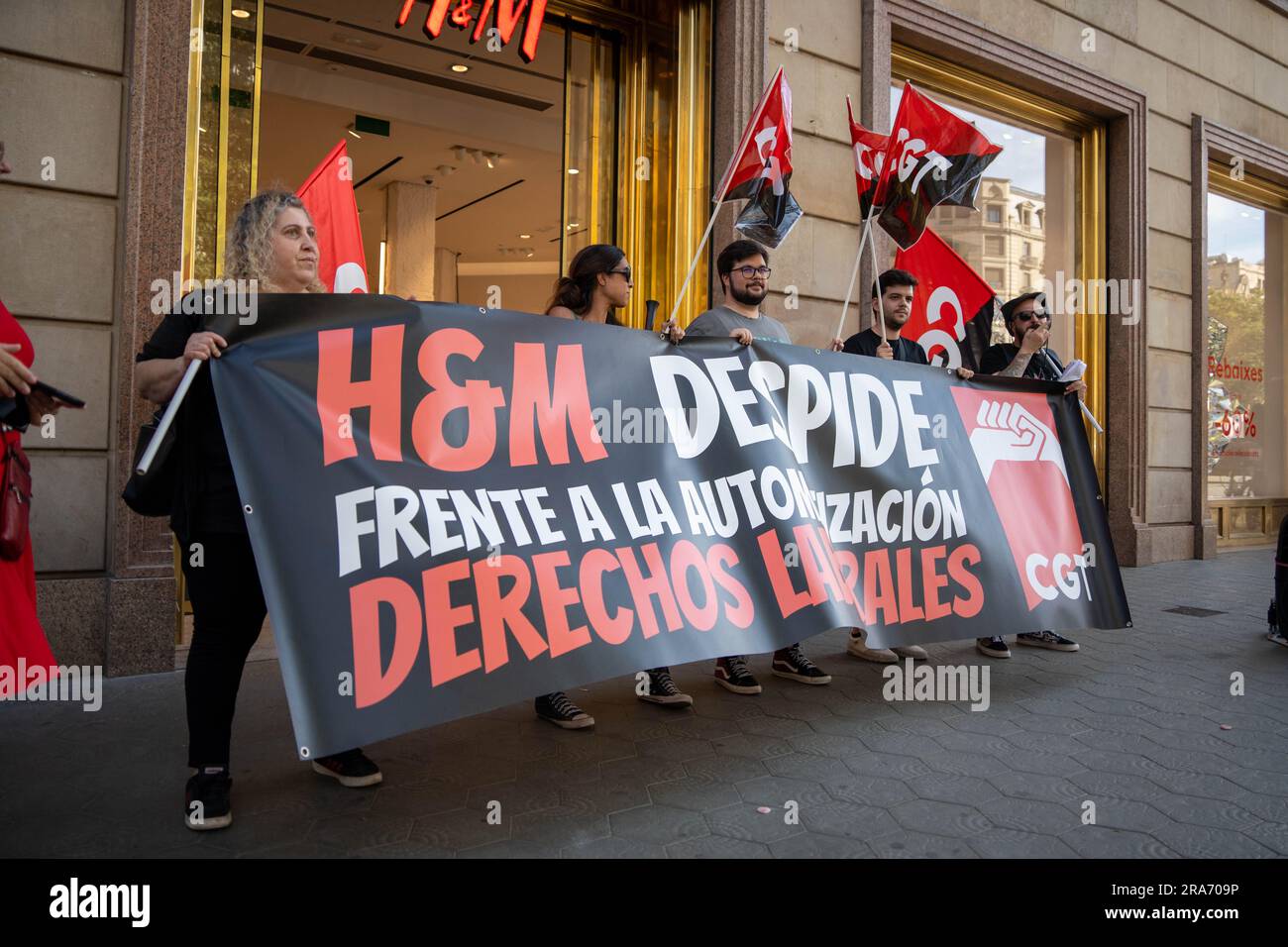 Barcelona, Cataluña, España. 1º de julio de 2023. Los trabajadores de la  cadena sueca H&M protestan en la tienda más grande de Barcelona, en el  céntrico y lujoso Passeig de Gracia, contra