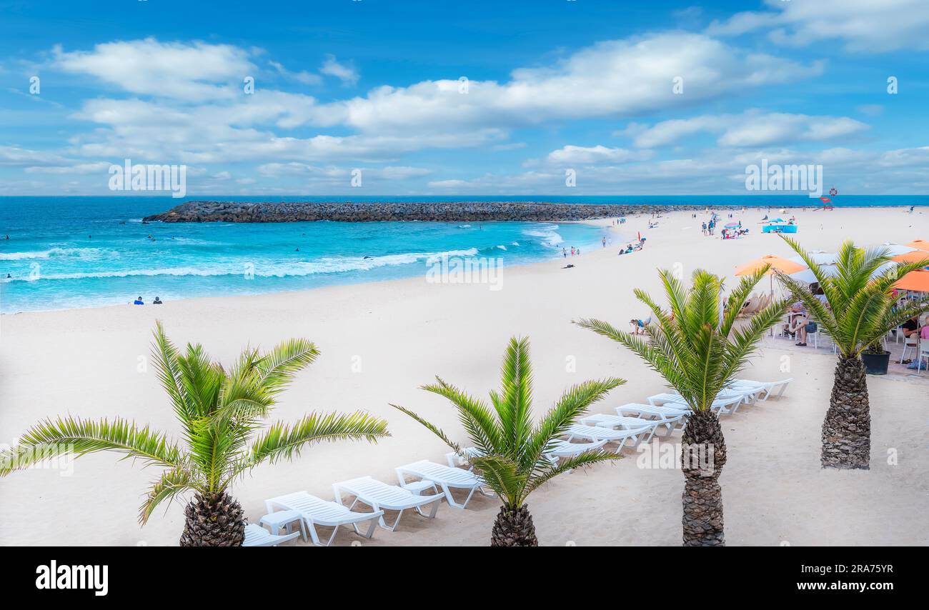 Vacaciones de playa en la temporada de verano en la costa del Océano Atlántico en la región de Espinho de Portugal - Europa Foto de stock