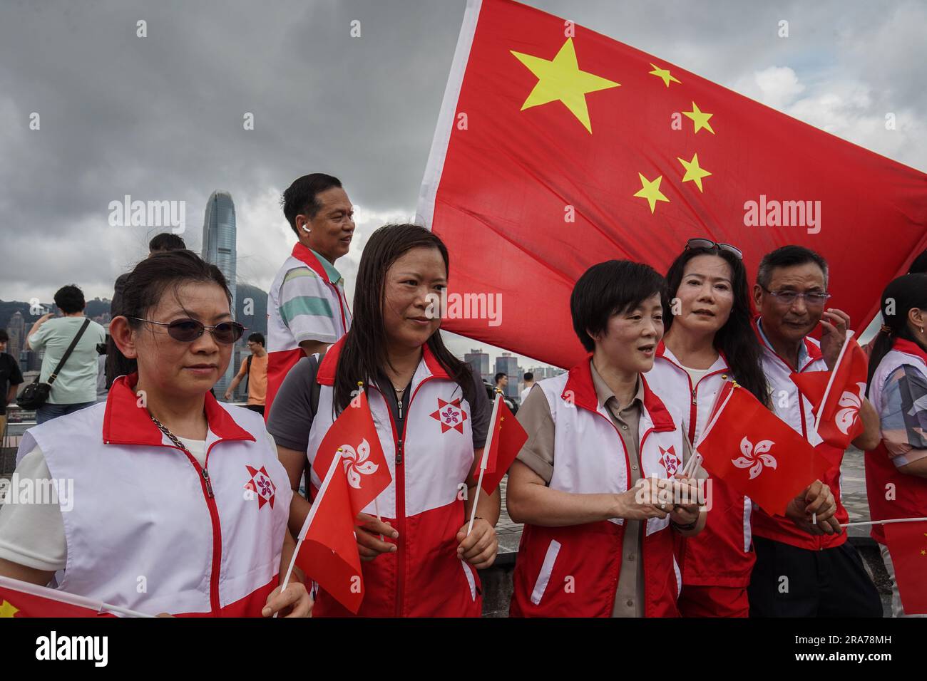 La gente ondea las banderas de China y Hong Kong en Tsim Sha Tsui. En 1