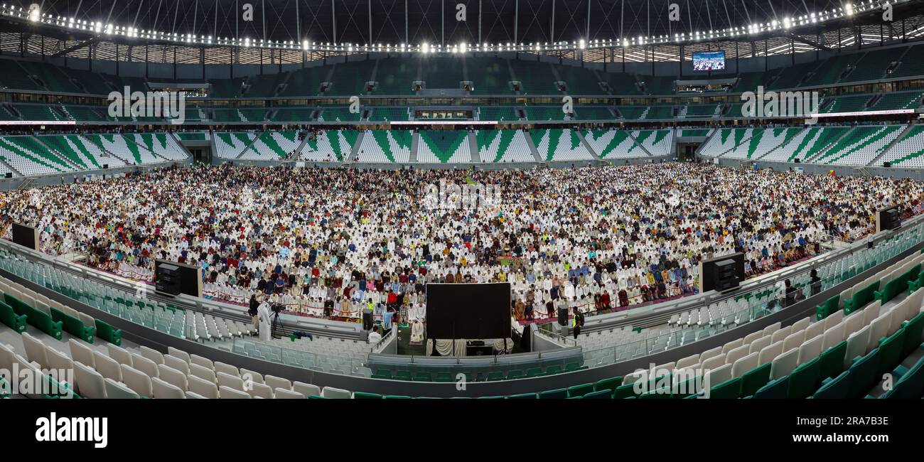 Oraciones de Eid alAdha en el estadio de la ciudad de Educación Doha