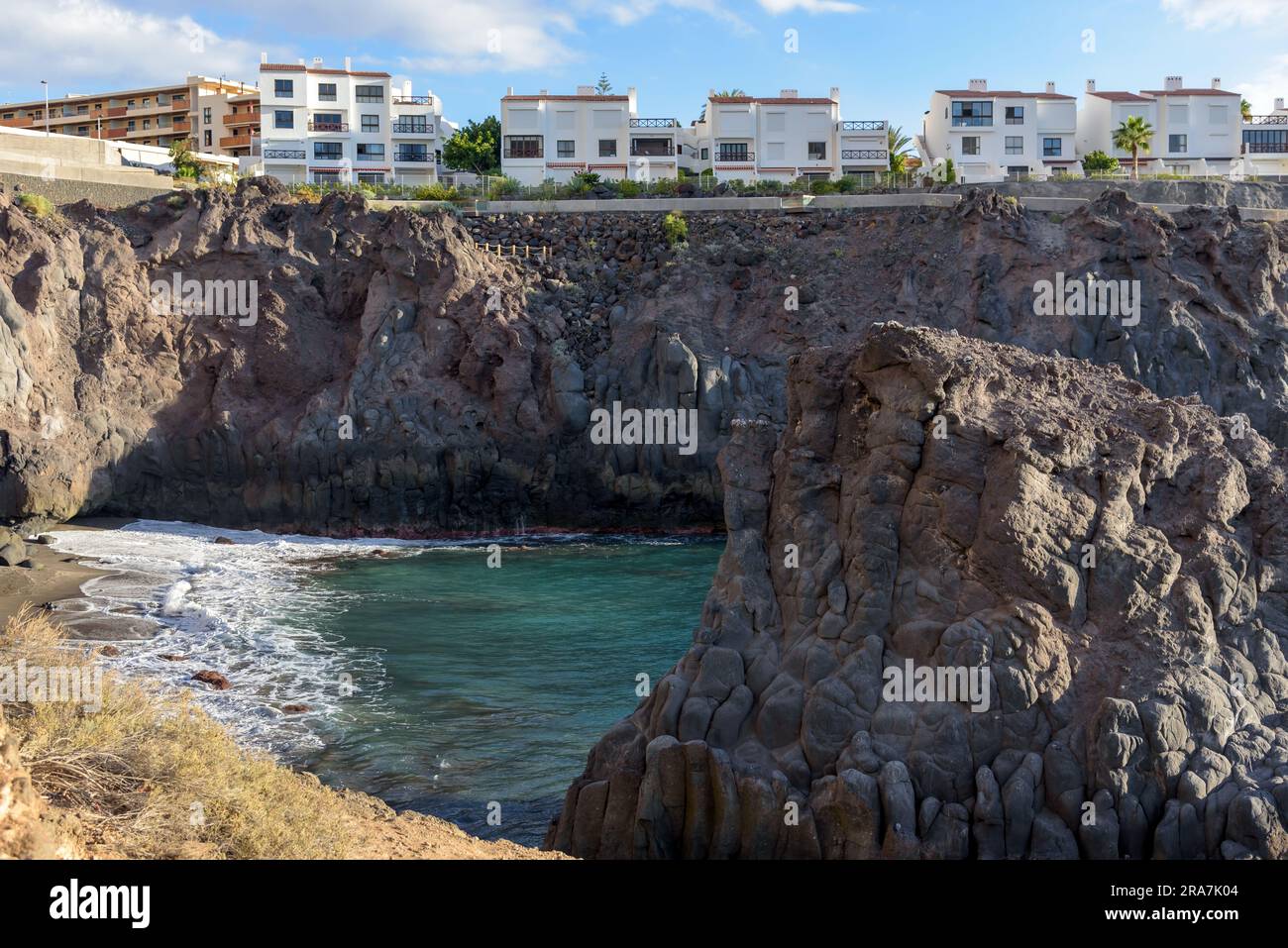 Formaciones rocosas en la costa del acantilado en Los Giganes en Tenerife. Islas Canarias, España Foto de stock