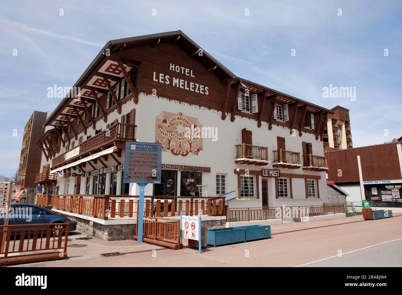 Hotel y Restaurante Les Melezes, Valberg, Alpes Marítimos, Provenza-Alpes-Costa Azul, Sur de Francia Foto de stock