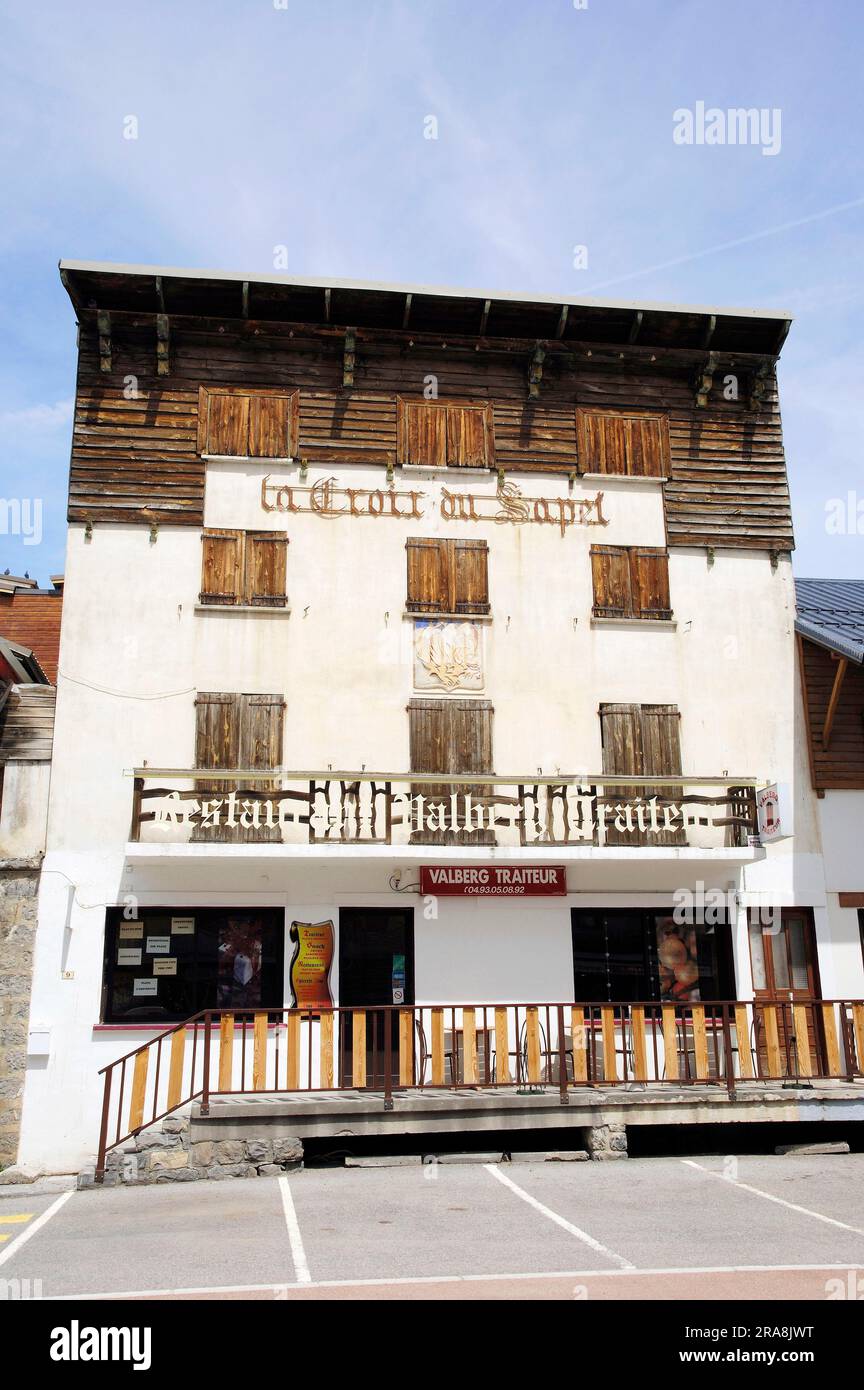 Hotel y restaurante, Valberg, Alpes Marítimos, Provenza-Alpes-Costa Azul, Sur de Francia Foto de stock