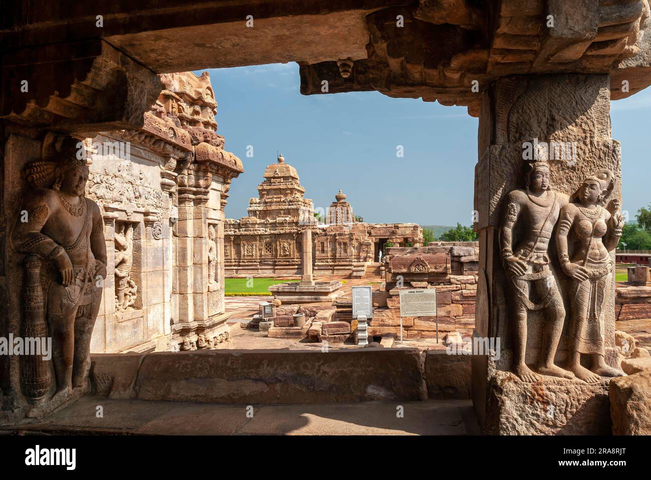 Escultura de la pareja humana, entrada oriental, templo de Virupaksha en Pattadakal, Karnataka, India, Asia. Patrimonio de la Humanidad de la UNESCO Foto de stock
