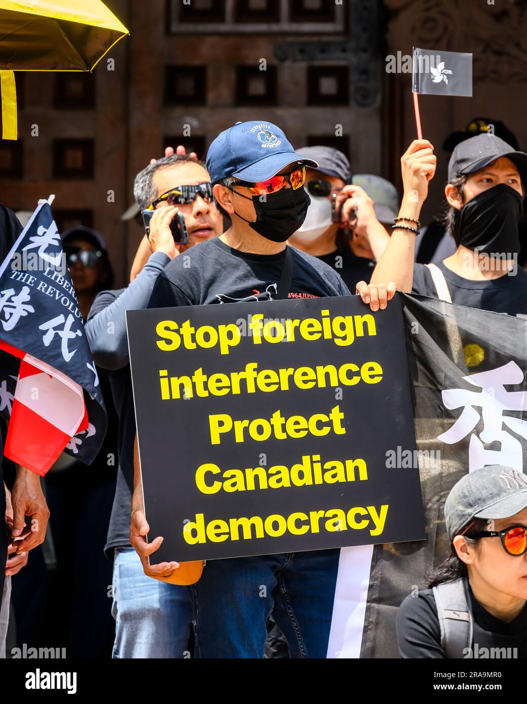 Toronto, Canadá - 1 de julio de 2023: Personas protestando contra la injerencia extranjera en Canadá. También se solidarizan con el indepe de Hong Kong Foto de stock