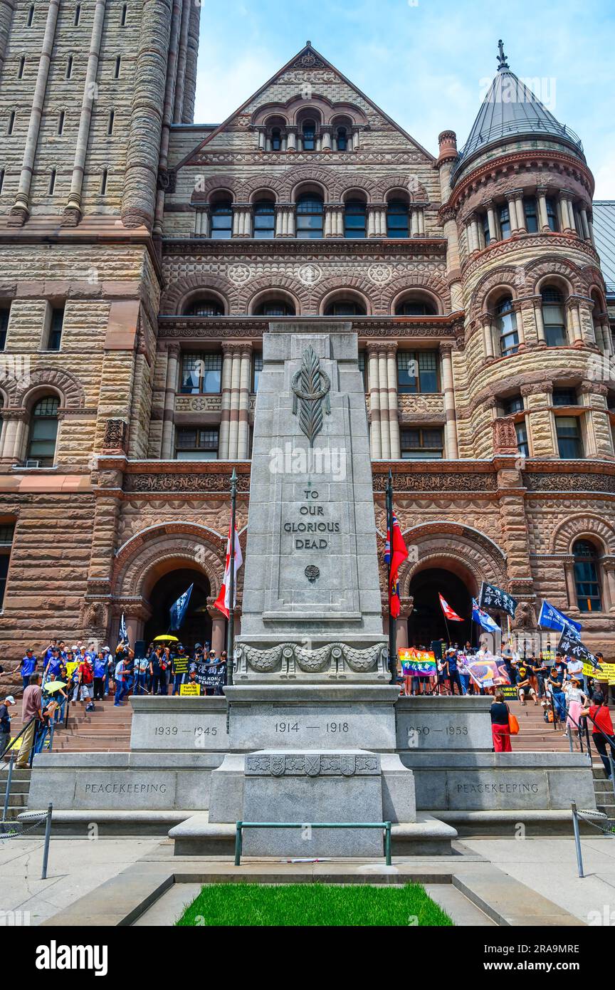 Toronto, Canadá - 1 de julio de 2023: Personas protestando contra la injerencia extranjera en Canadá. También se solidarizan con el indepe de Hong Kong Foto de stock