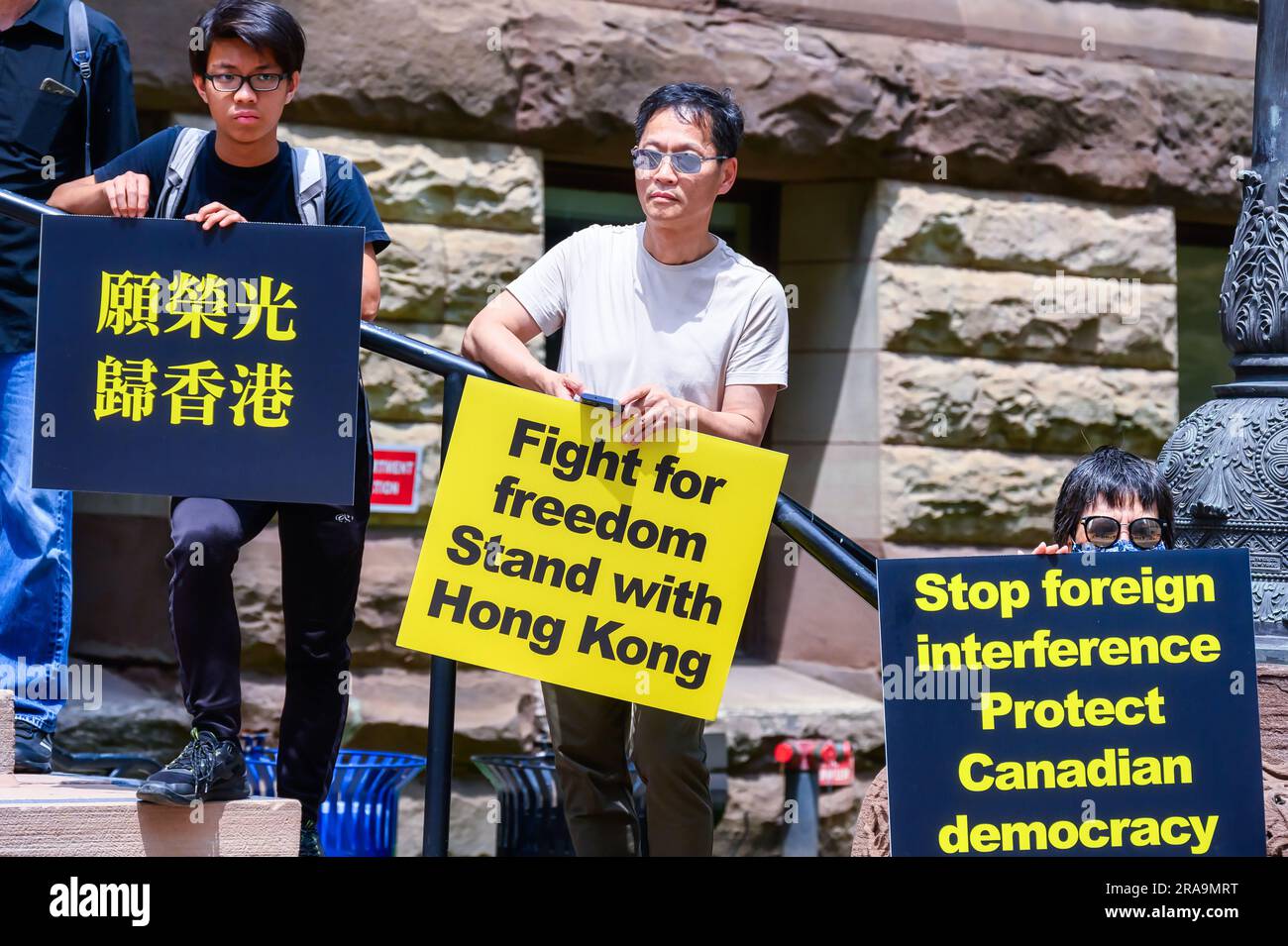 Toronto, Canadá - 1 de julio de 2023: Personas protestando contra la injerencia extranjera en Canadá. También se solidarizan con el indepe de Hong Kong Foto de stock