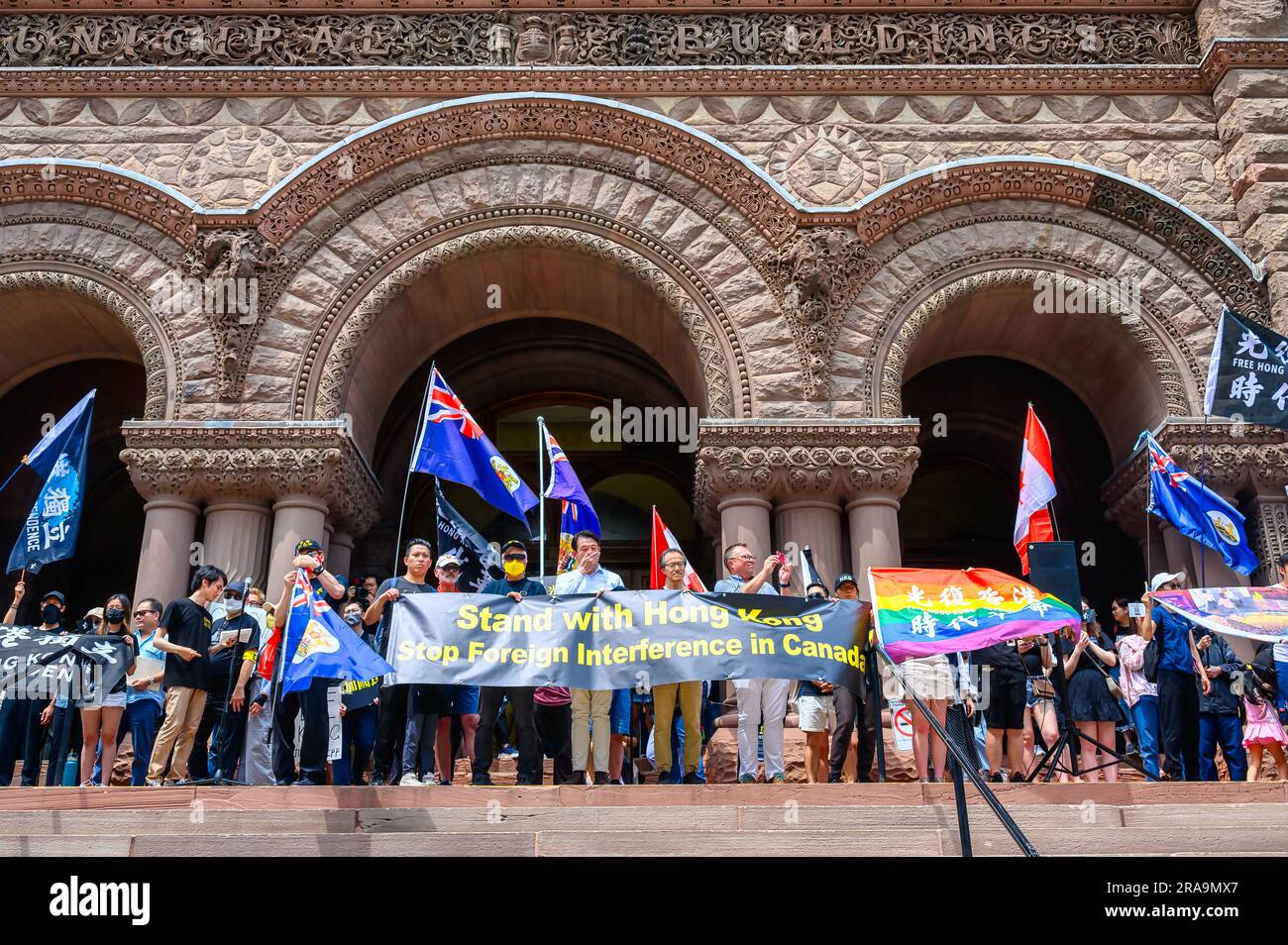 Toronto, Canadá - 1 de julio de 2023: Personas protestando contra la injerencia extranjera en Canadá. También se solidarizan con el indepe de Hong Kong Foto de stock