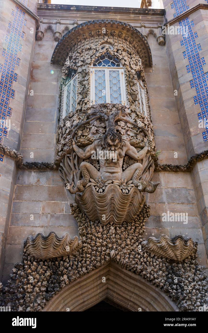 Detalle decorativo de estilo manuelino en una puerta en el Palacio de la Pluma, Quinta da Pena. Foto de stock