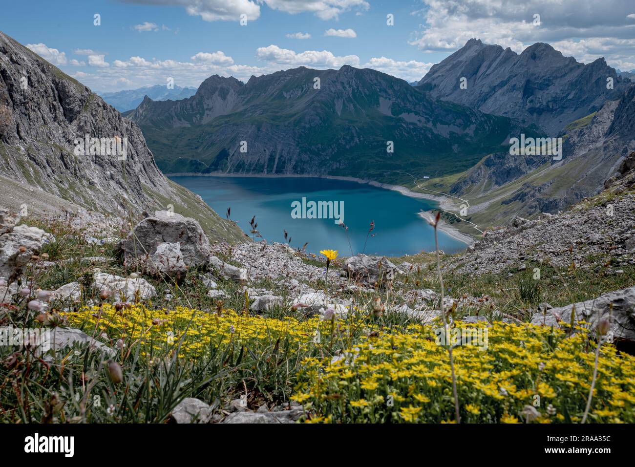 Ein Wandertag in den Alpen in Österreich am und über dem Lünersee Foto de stock