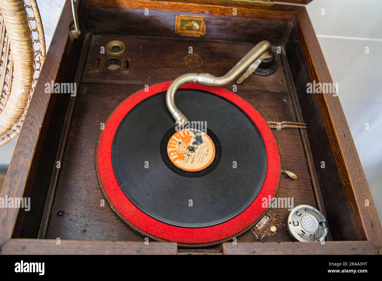 Reproductor de discos antiguos y antiguos en el interior de la casa de la colonia que data de los años setenta y se encuentra en el pueblo de artesanía, Mahe Seychelles Foto de stock