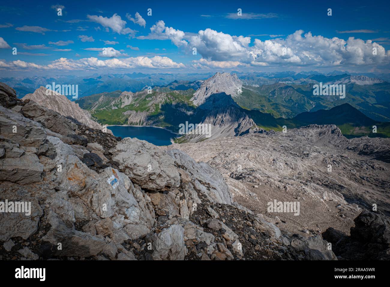 Ein Wandertag in den Alpen in Österreich am und über dem Lünersee Foto de stock