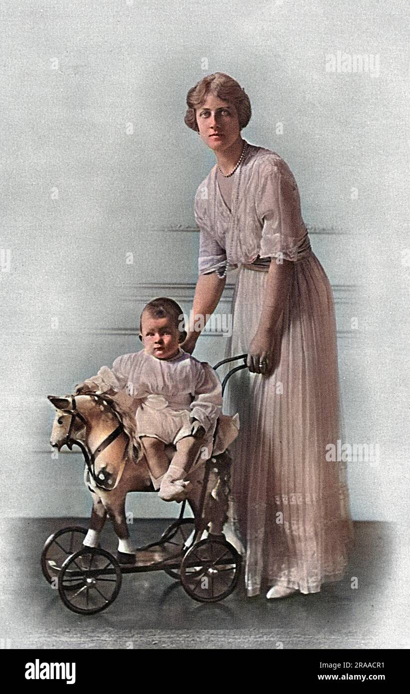 Alejandra, duquesa de Fife (1891-1959) con su único hijo, Alastair Arturo, conde de Macduff, segundo duque de Connaught (1914-1943). Alexandra era la hija mayor de la princesa Luisa de Gales, duquesa de Fife; después de la muerte de su padre en Asuán en 1912, se le permitió heredar el ducado de Fife por derecho propio. Ella era generalmente conocida como la princesa Arturo de Connaught después de su matrimonio con su primo, el príncipe Arturo de Connaught. Bebé Alastair está sentado en un caballo de juguete con ruedas bastante agradable push-a-long. Fecha: 1915 Foto de stock