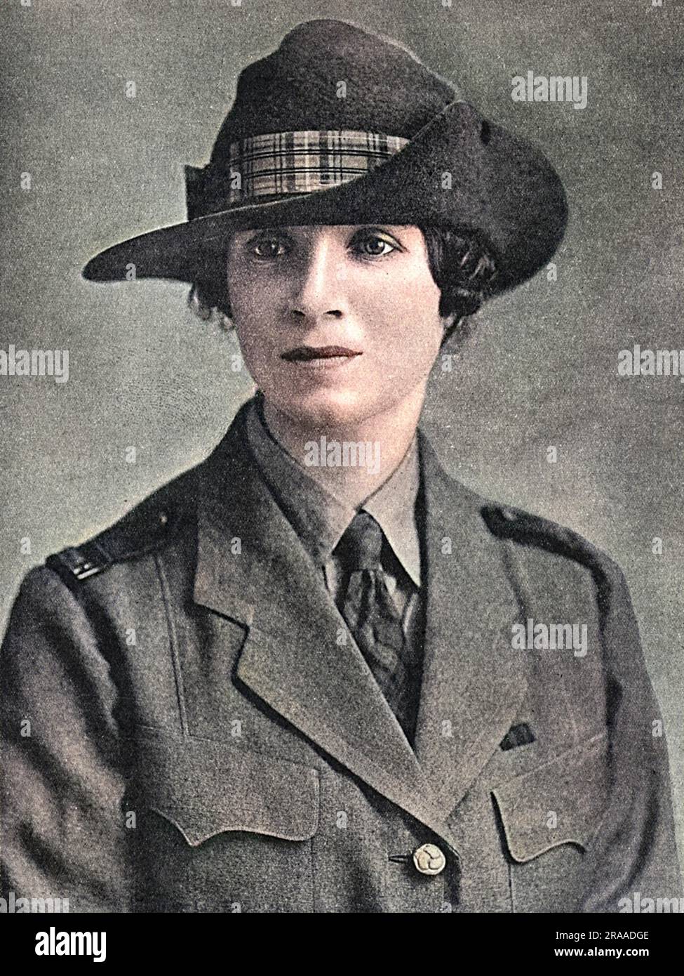 Mujer de época, traje militar del ejército de la policía militar con arma  en el avivamiento de Goodwood Fotografía de stock - Alamy