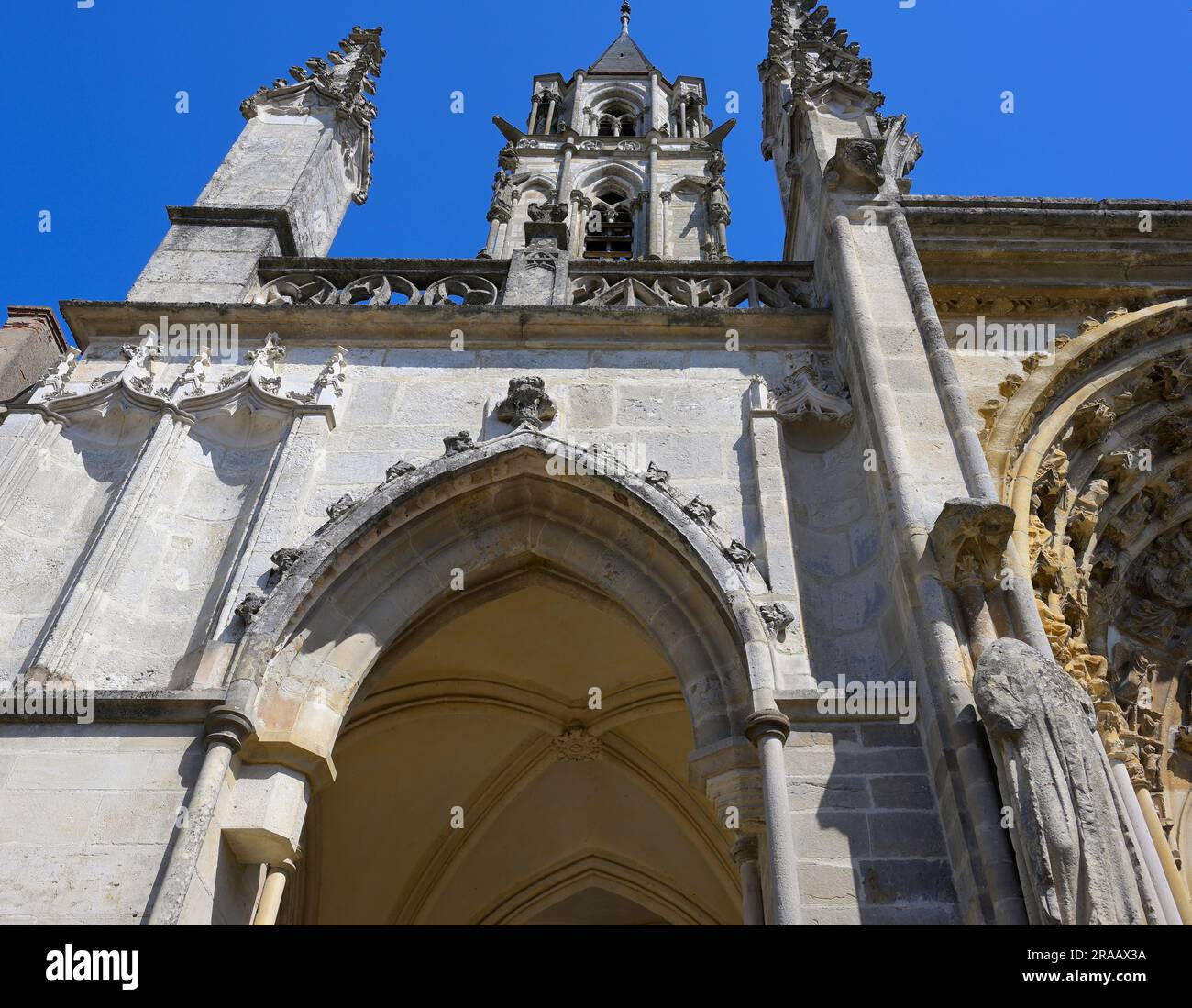 La iglesia Notre Dame de Saint Pere, Yonne FR Foto de stock