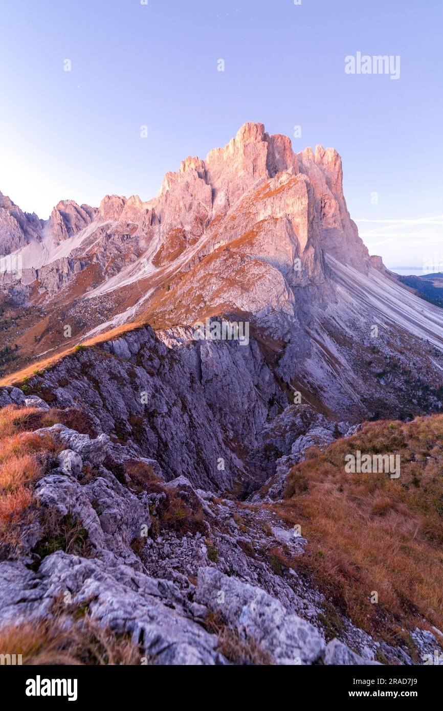 Amanecer otoñal sobre Forcella de Furcia, Dolomitas, Odle, Tirol del Sur Foto de stock