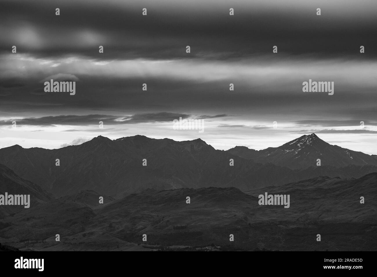 Vistas del pico Vanguard y el pico Coronet sobre Queenstown desde la cumbre Crown Range en South Island Nueva Zelanda. Foto: Rob Watkins Foto de stock