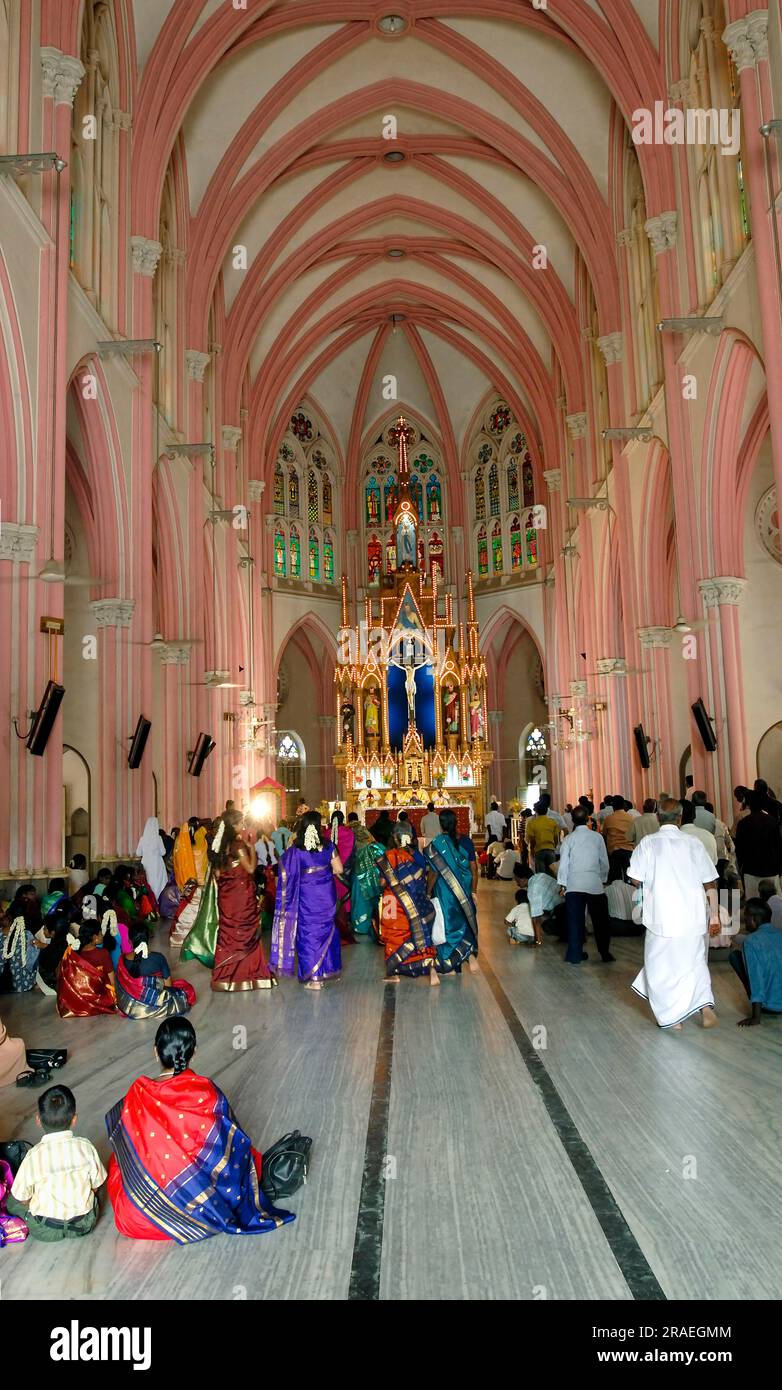 Interior, la Iglesia Católica Romana de Nuestra Señora de Lourdes construida en 1840 es la réplica de la Basílica de Lourdes en Tiruchirappalli Trichy, Tamil Foto de stock