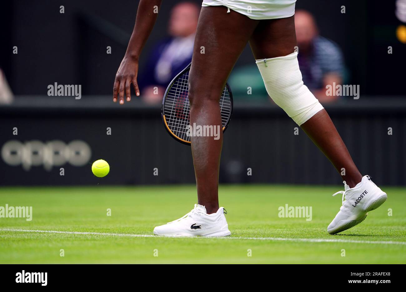 La pierna vendada de Venus Williams después de recibir tratamiento durante su partido contra Elina Svitolina (no en la foto) en el primer día de los Campeonatos de Wimbledon 2023 en el All England Lawn Tennis and Croquet Club en Wimbledon. Fecha de la fotografía: Lunes 3 de julio de 2023. Foto de stock