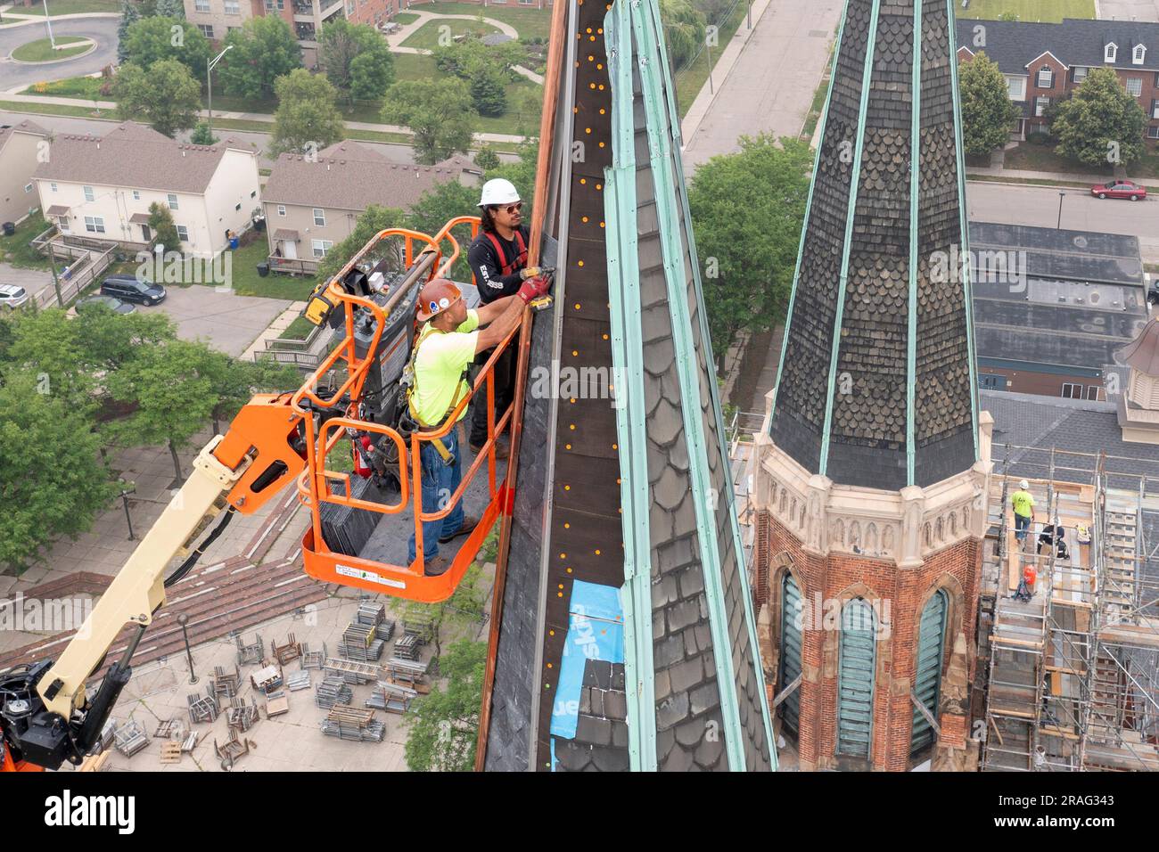 Detroit, Michigan - Los trabajadores reparan las torres de la Basílica de Ste. Ana de Detroit. Ste. Anne fue fundada por exploradores franceses en 1701. Este edificio Foto de stock