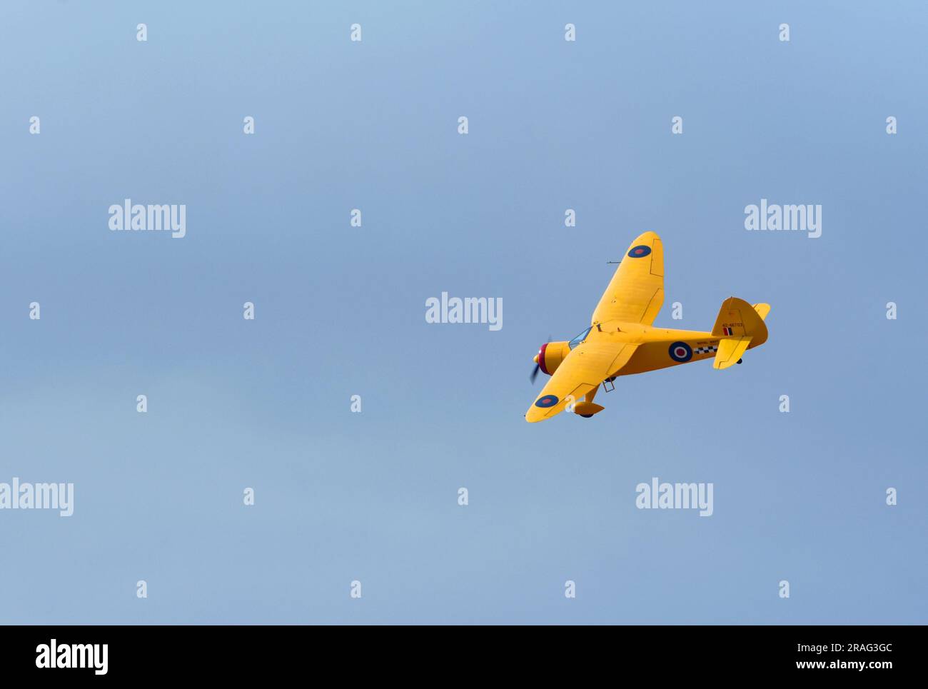 Stinson Reliant Avión 1942 en azul marino real colores amarillos volando . Foto de stock