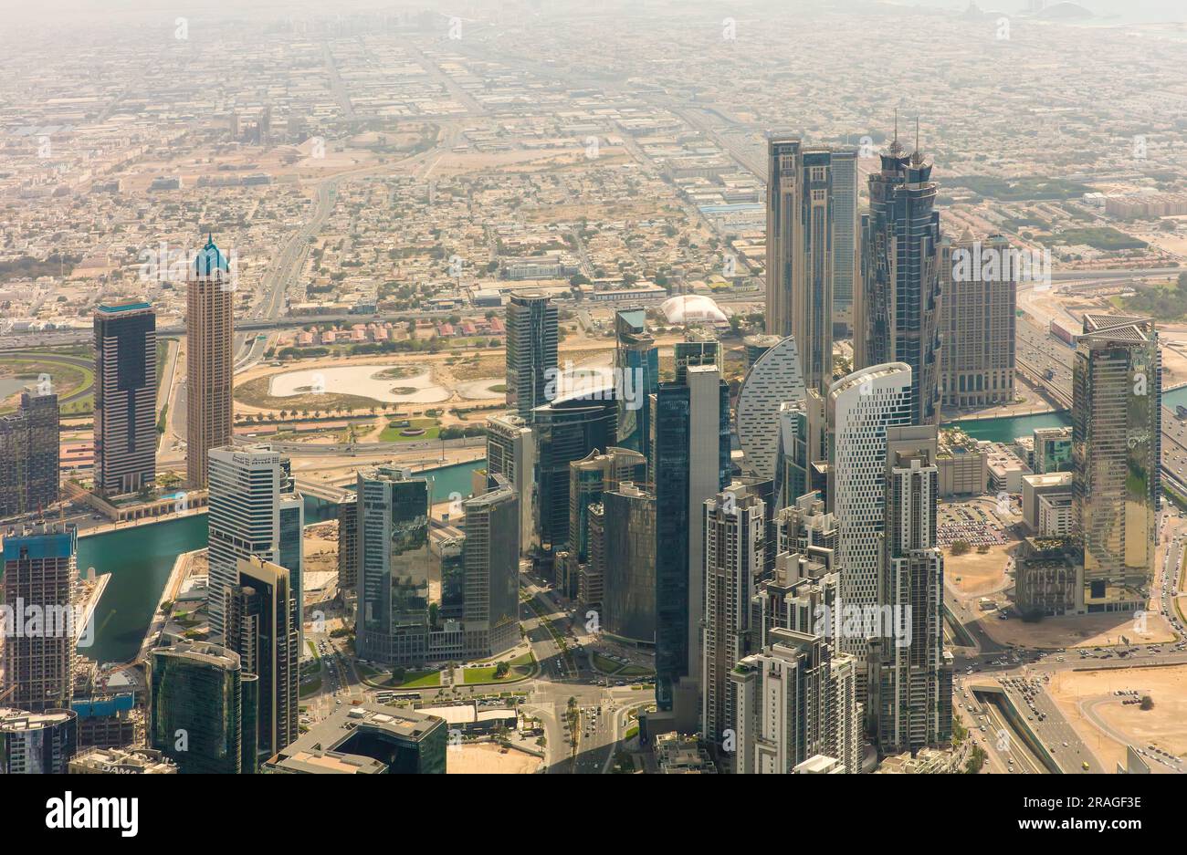 Business Bay área, Dubai UAE paisaje urbano con rascacielos desde arriba Foto de stock