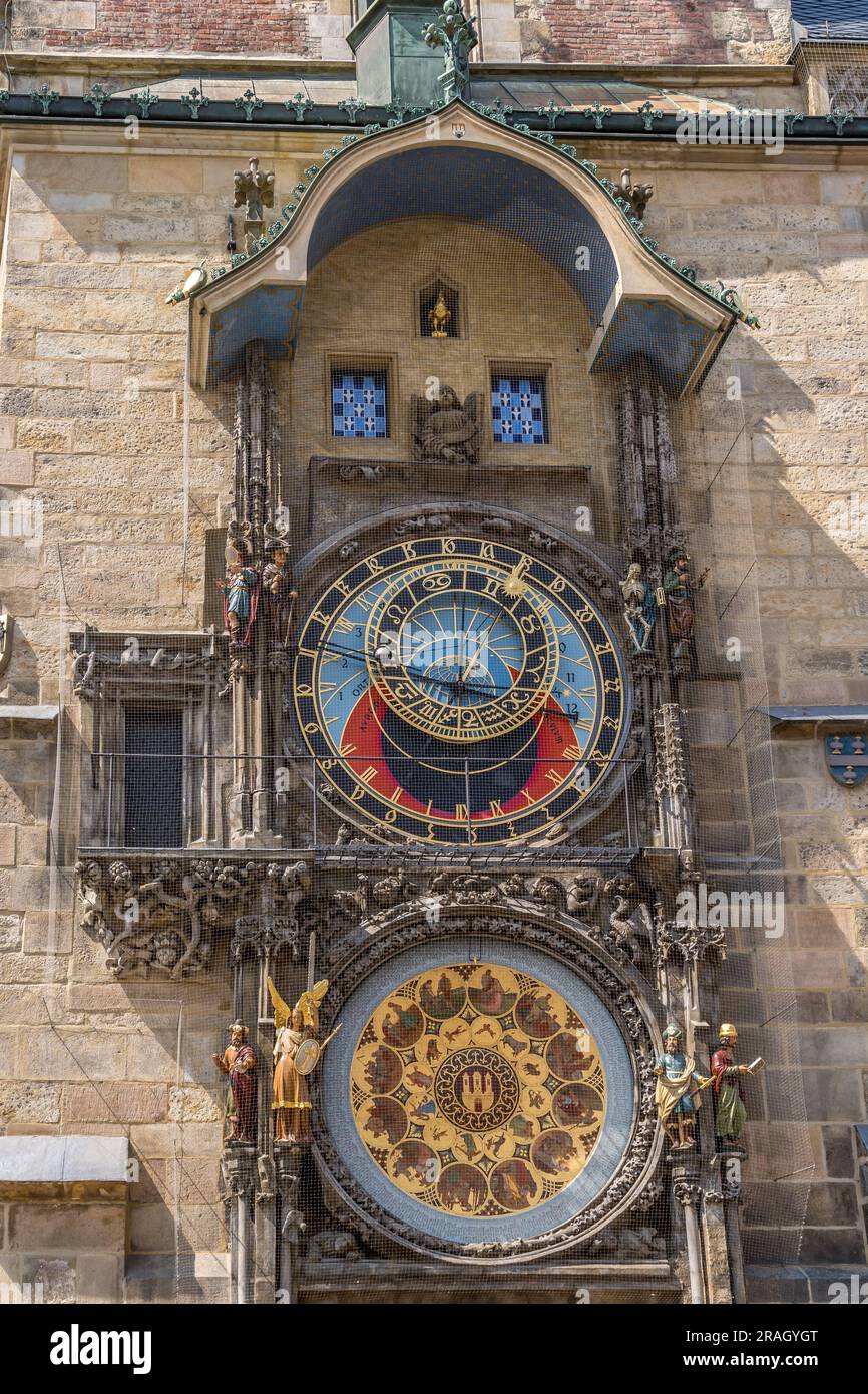 Reloj Astronómico de Praga Reloj medieval en la fachada del ayuntamiento que muestra a los doce apóstoles mientras el reloj golpea. Foto de stock