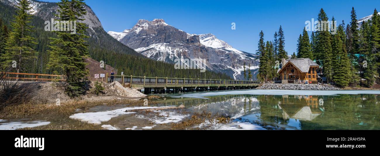 Un lago esmeralda parcialmente descongelado en el Parque Nacional Yoho, Columbia Británica, Canadá. Foto de stock