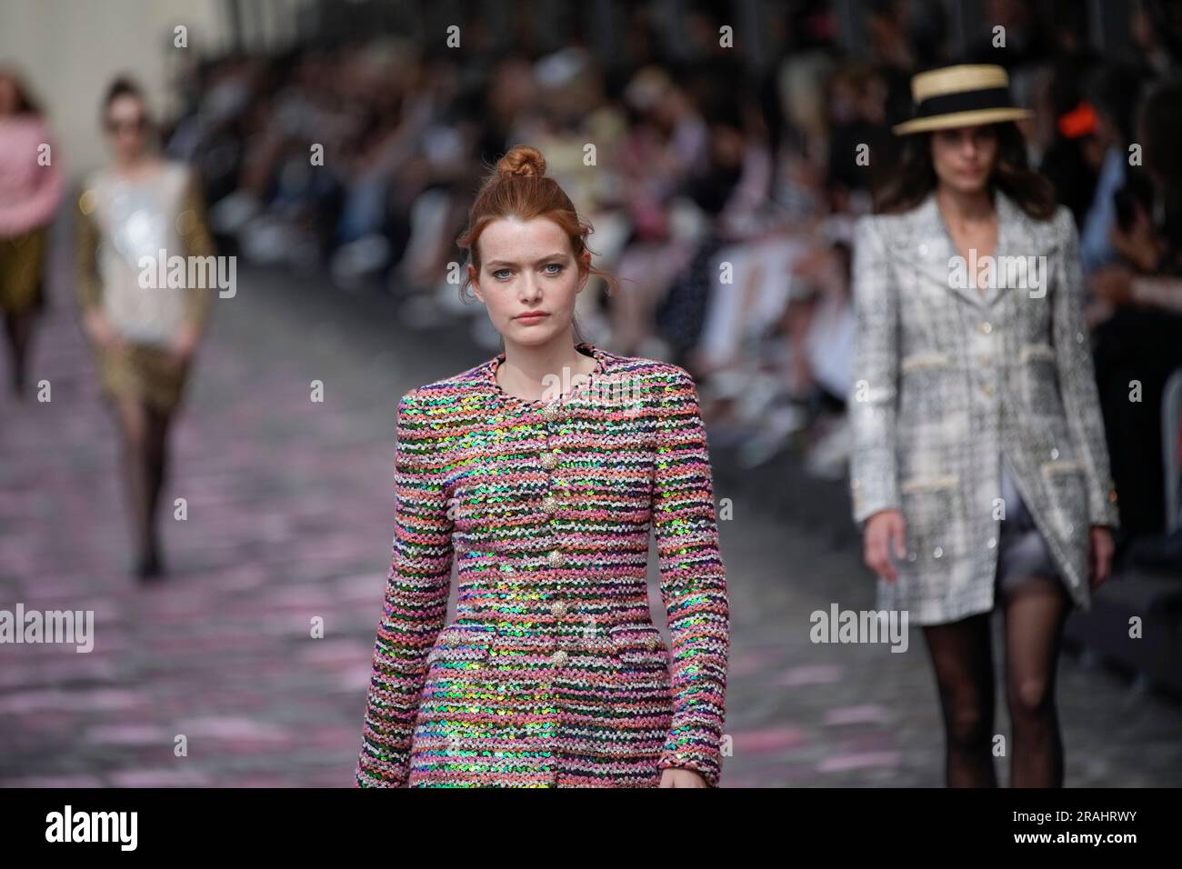 Models wear creations for the Chanel Haute Couture Fall/Winter 2023-2024 fashion  collection presented in Paris, Tuesday, July 4, 2023. (AP Photo/Christophe  Ena Fotografía de stock - Alamy