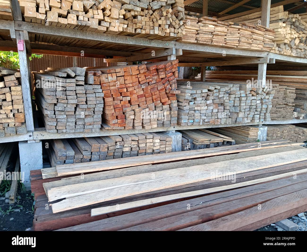 Un lugar para vender madera para materiales de construcción de varios tipos y tamaños. Foto de stock