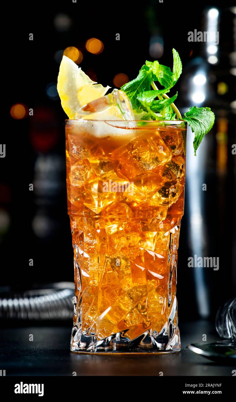 Boston té Bebida alcohólica con ron blanco, ginebra seca, vodka