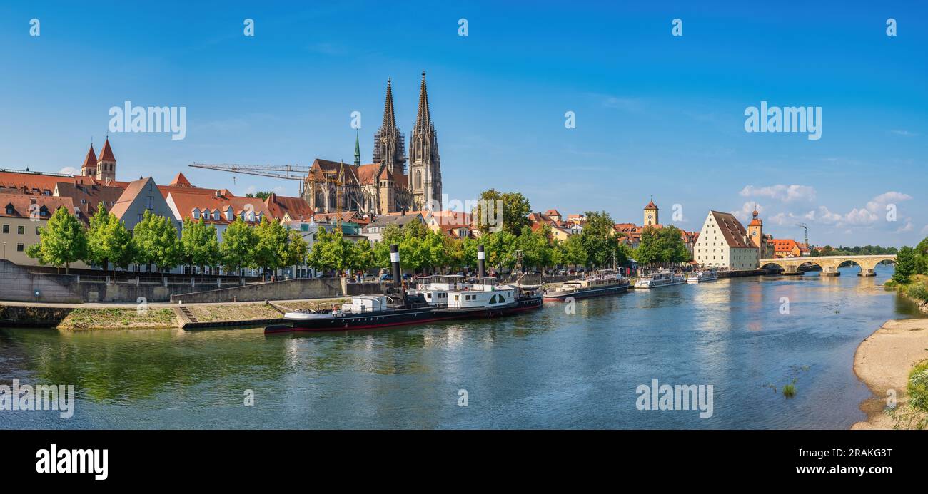 Ratisbona Alemania, horizonte de la ciudad panorámica en el casco antiguo de Altstadt y el río Danubio Foto de stock