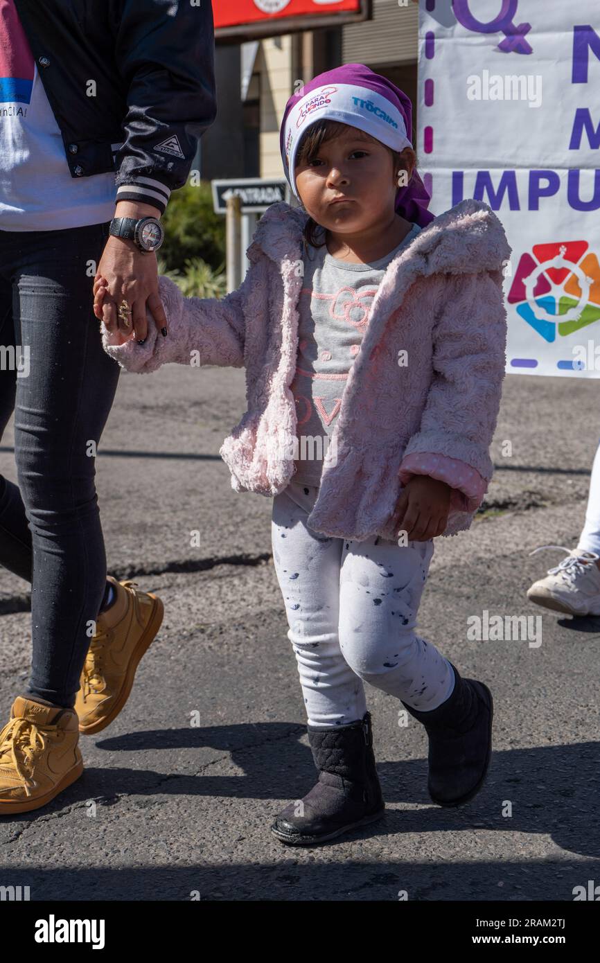Tegucigalpa, Francisco Morazan, Honduras - 11 de diciembre de 2022: Niña camina sosteniendo la mano de su Madre en el Día Internacional de la Eliminación de la Madre Foto de stock