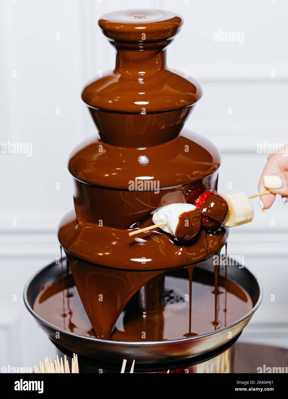 Fondue de chocolate con brochetas de fruta y menta - EROSKI