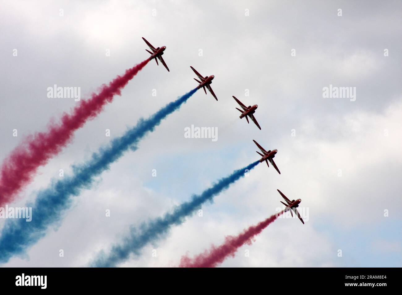 Las flechas rojas se muestran en Headcorn Air Show 2023 Kent England