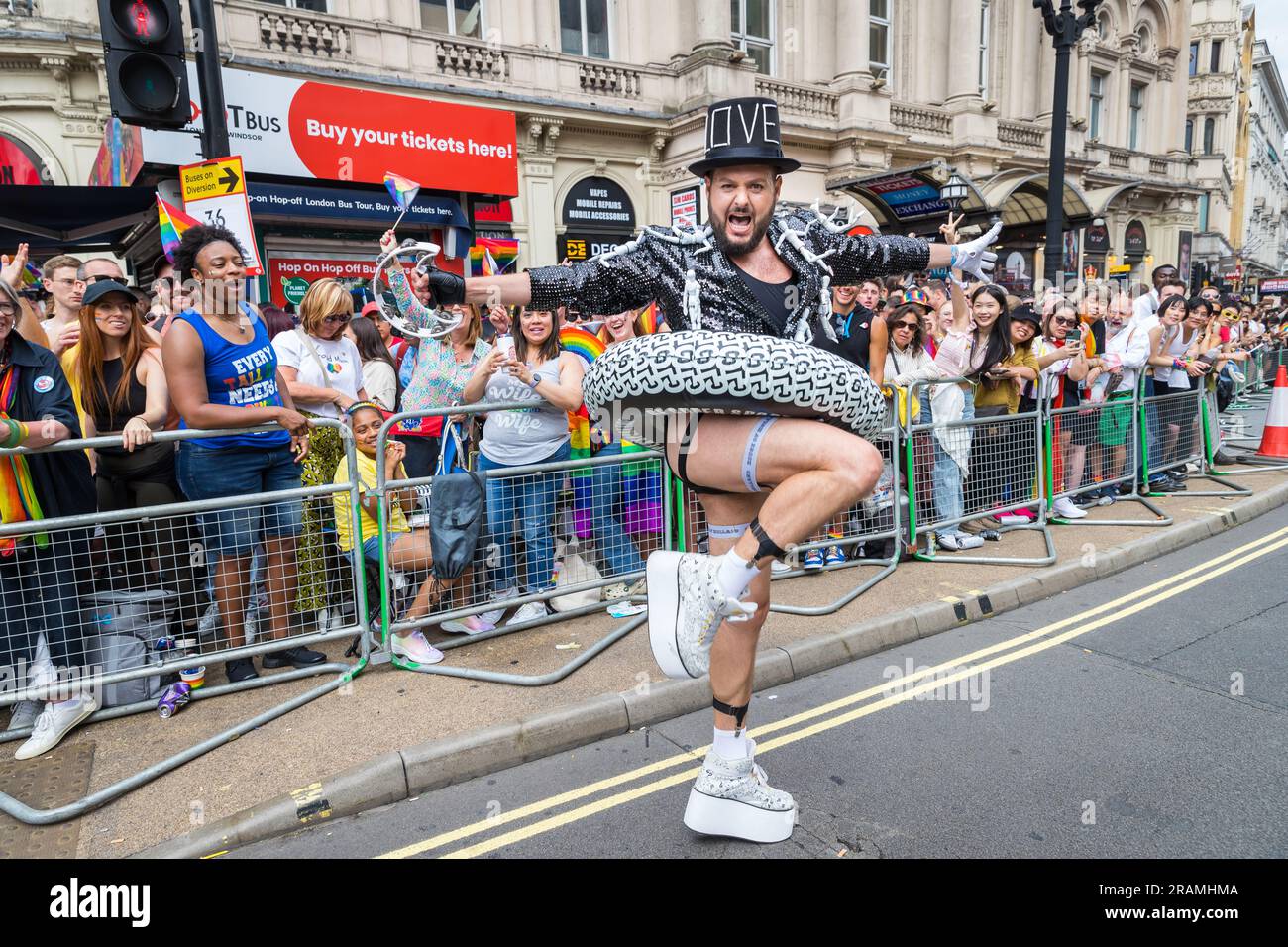 Hombre vestido haciendo una pose durante el desfile en Pride en Londres Foto de stock