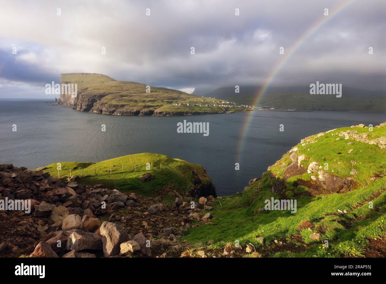 Paisaje de las Islas Feroe con el arco iris, vista de Risin y Kellingin, el gigante y la vista de la bruja desde Tjornuvik. Foto de stock