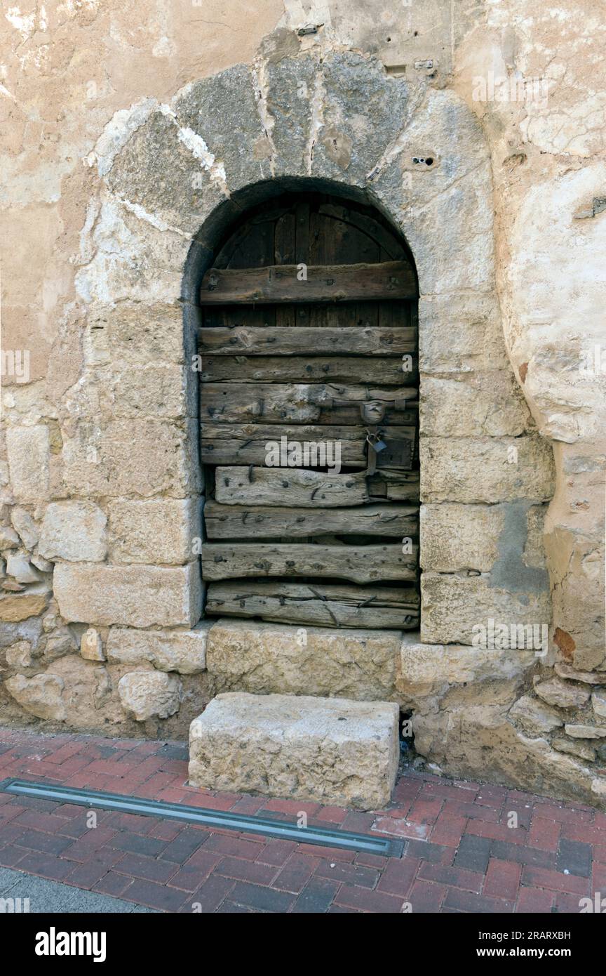 puerta creada con bloques de madera y arco redondo en la parte superior Foto de stock