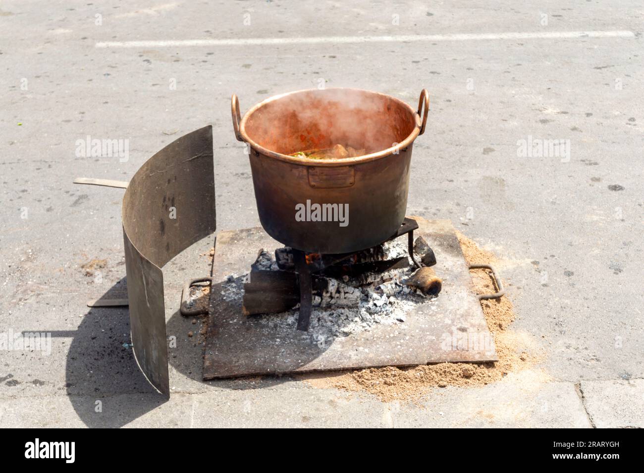 https://c8.alamy.com/compes/2rarygh/caldero-de-arroz-preparado-en-la-semana-de-las-festividades-2rarygh.jpg